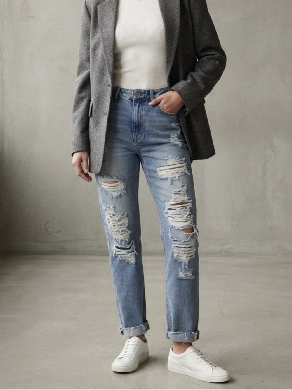 New Blue Spice Light Wash Ripped Girlfriend Jeans Size 5